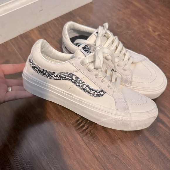 Vans, white sneaker, snake print detail, ultra cushion, size 3.5mens/5 women - Picture 1 of 5